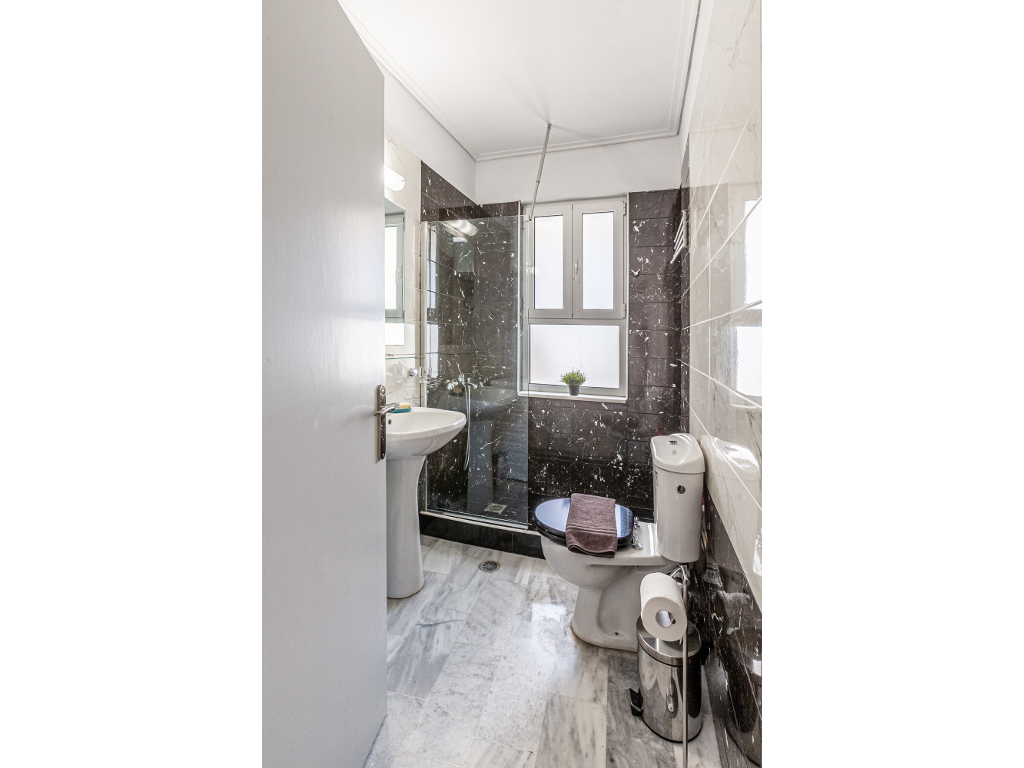 Modern bathroom with shower - Clean and updated facilities