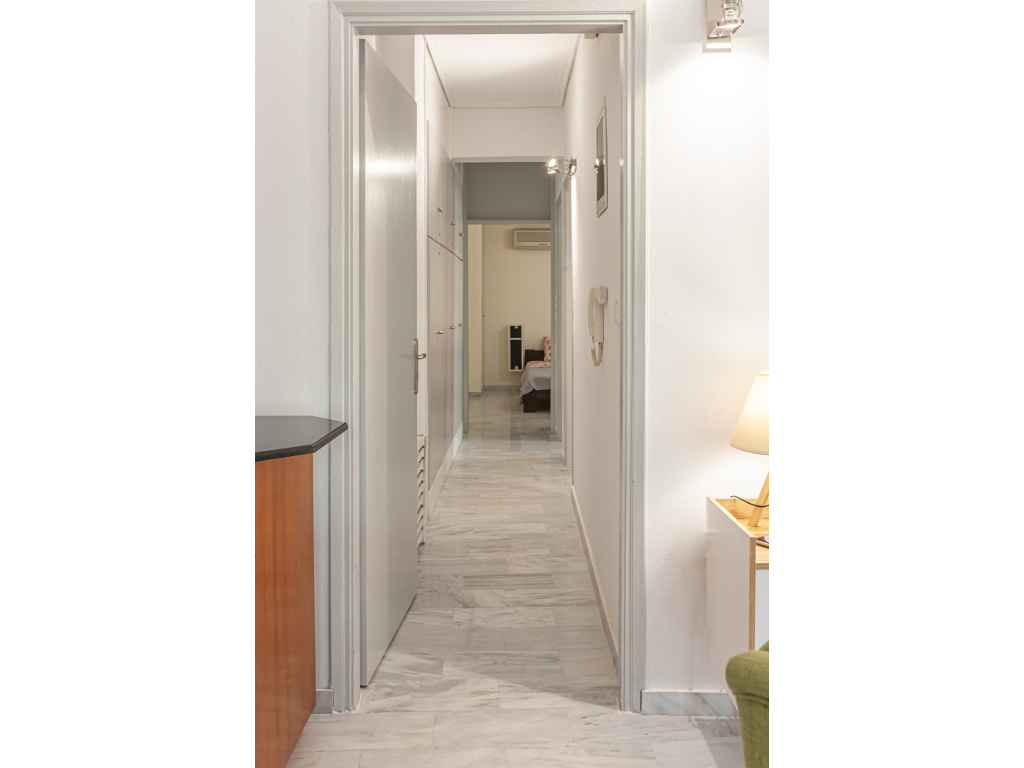 Hallway view - Connecting bedrooms and bathroom area