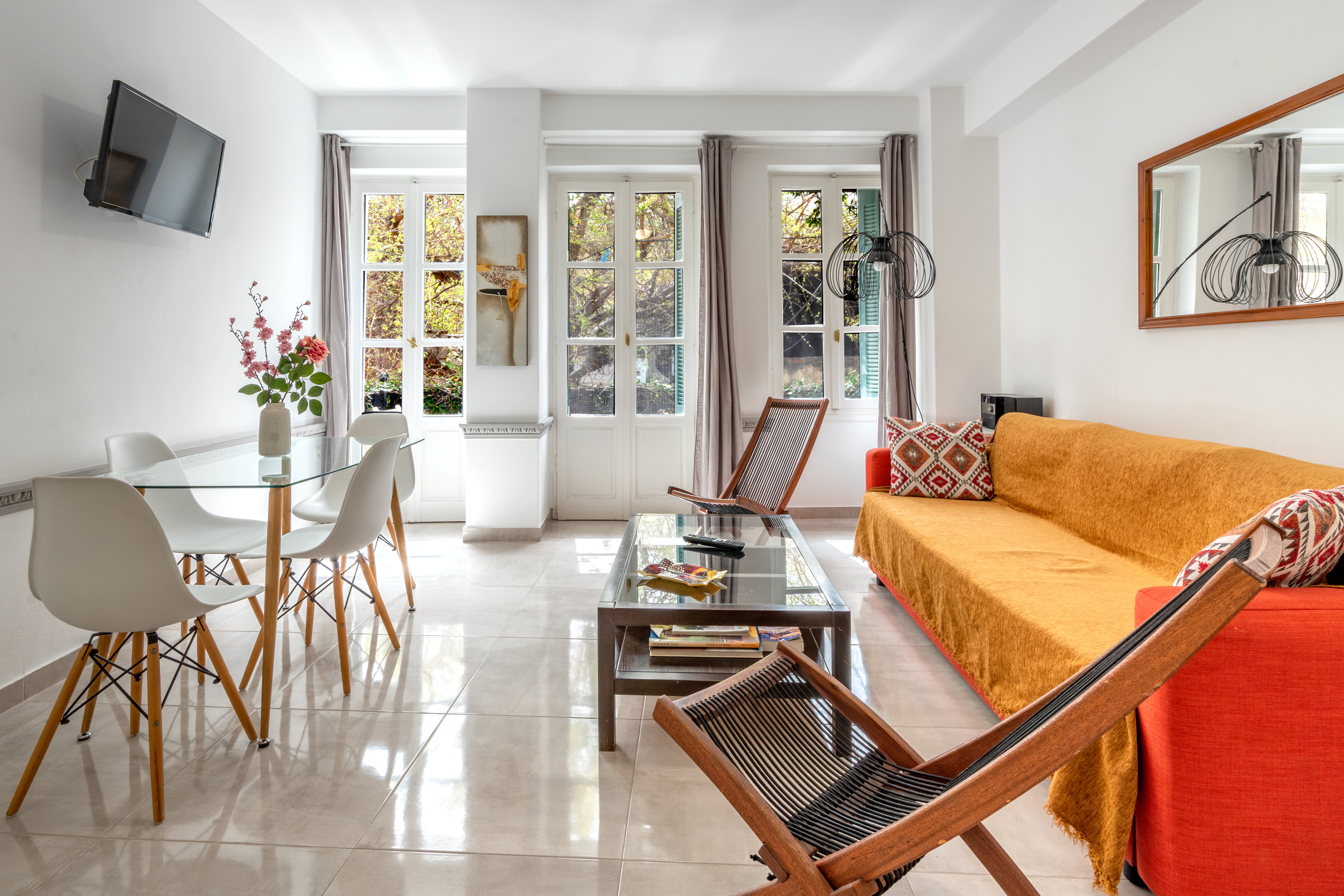First floor apartment in Psiri - Living room with modern furnishings and balcony