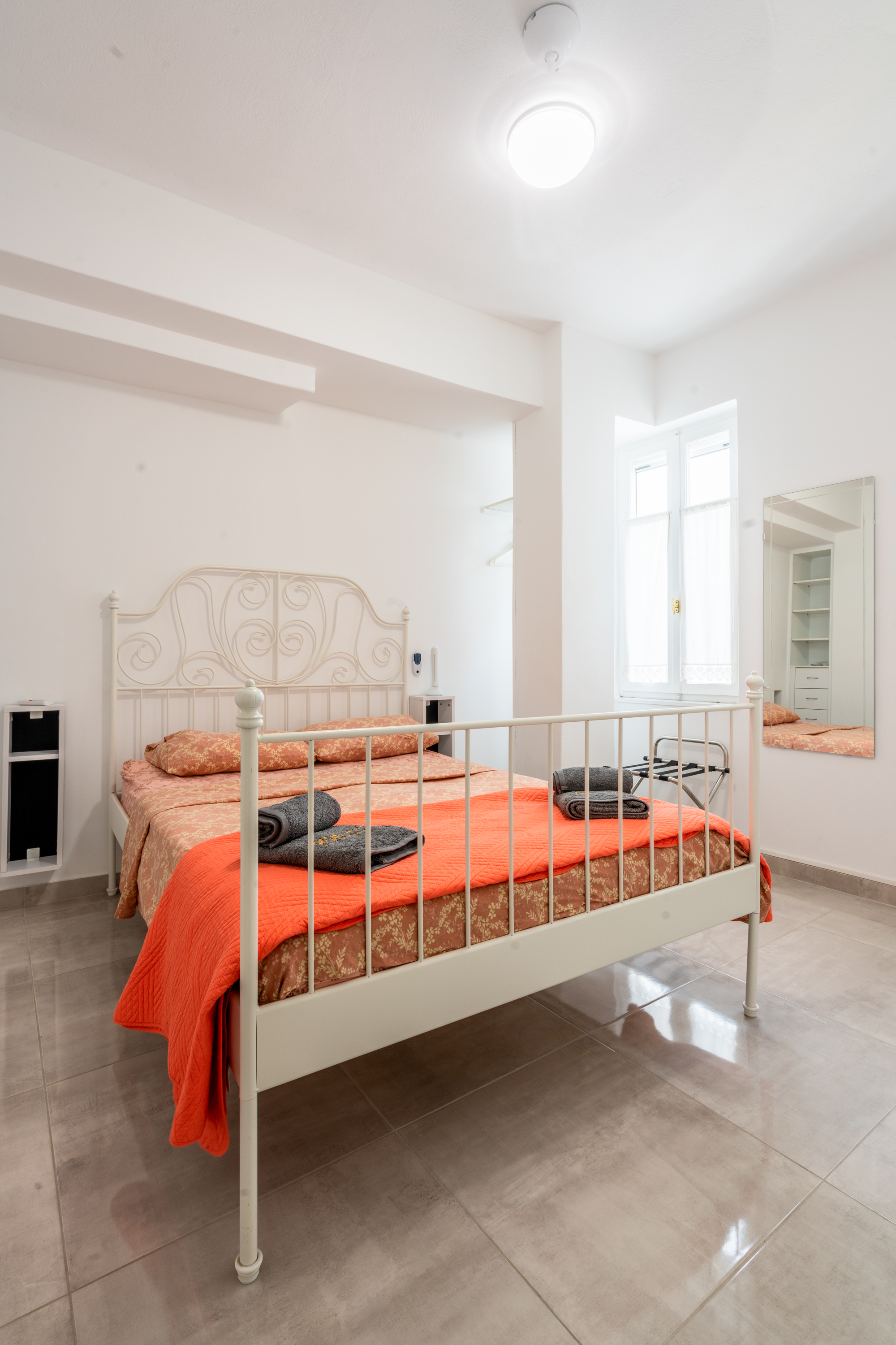 Master bedroom with double bed (160x200cm) and natural light from two windows