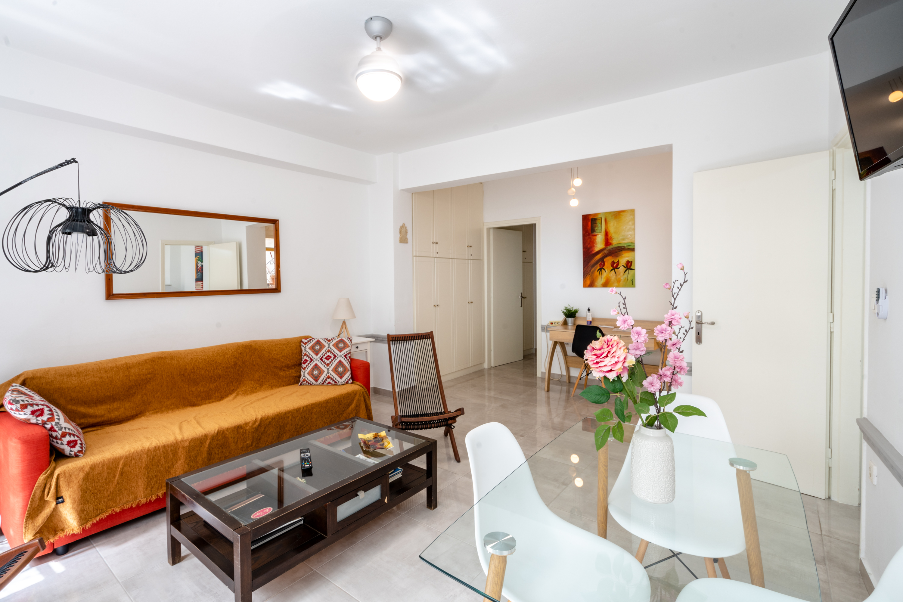 Additional living room view - Spacious and well-furnished space