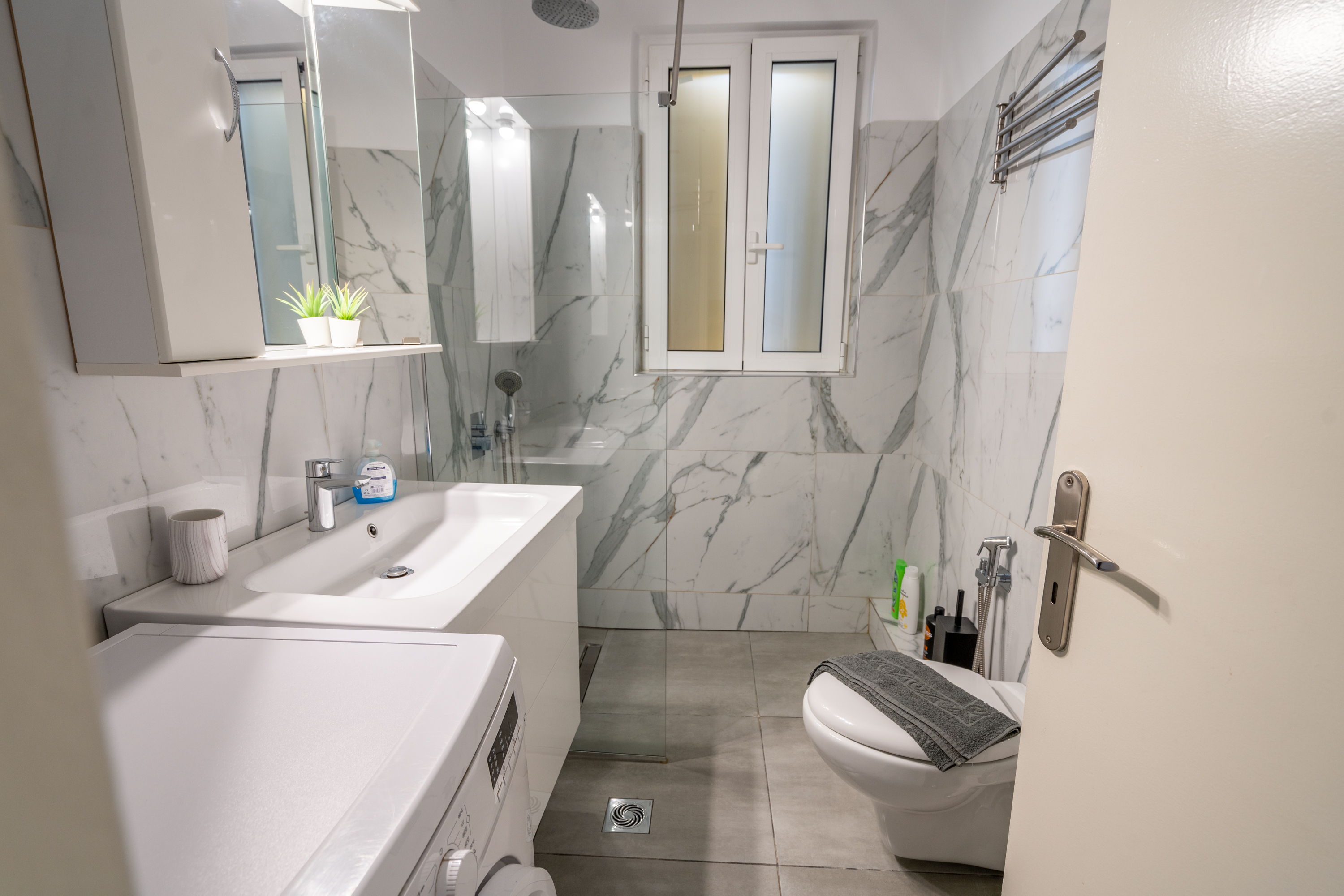 Additional bathroom view - Modern fixtures and amenities