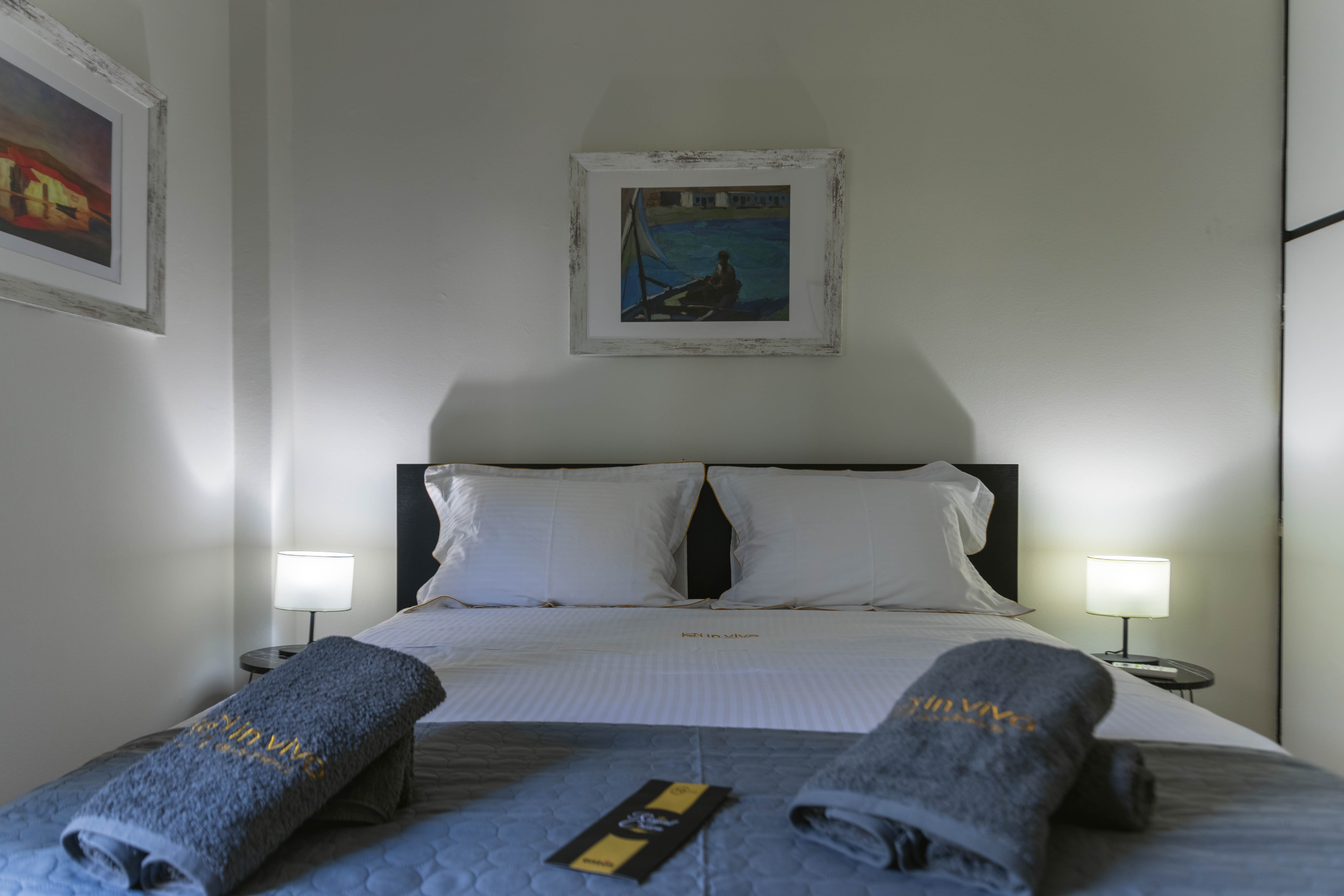 Second bedroom with comfortable queen bed in Mets Gem