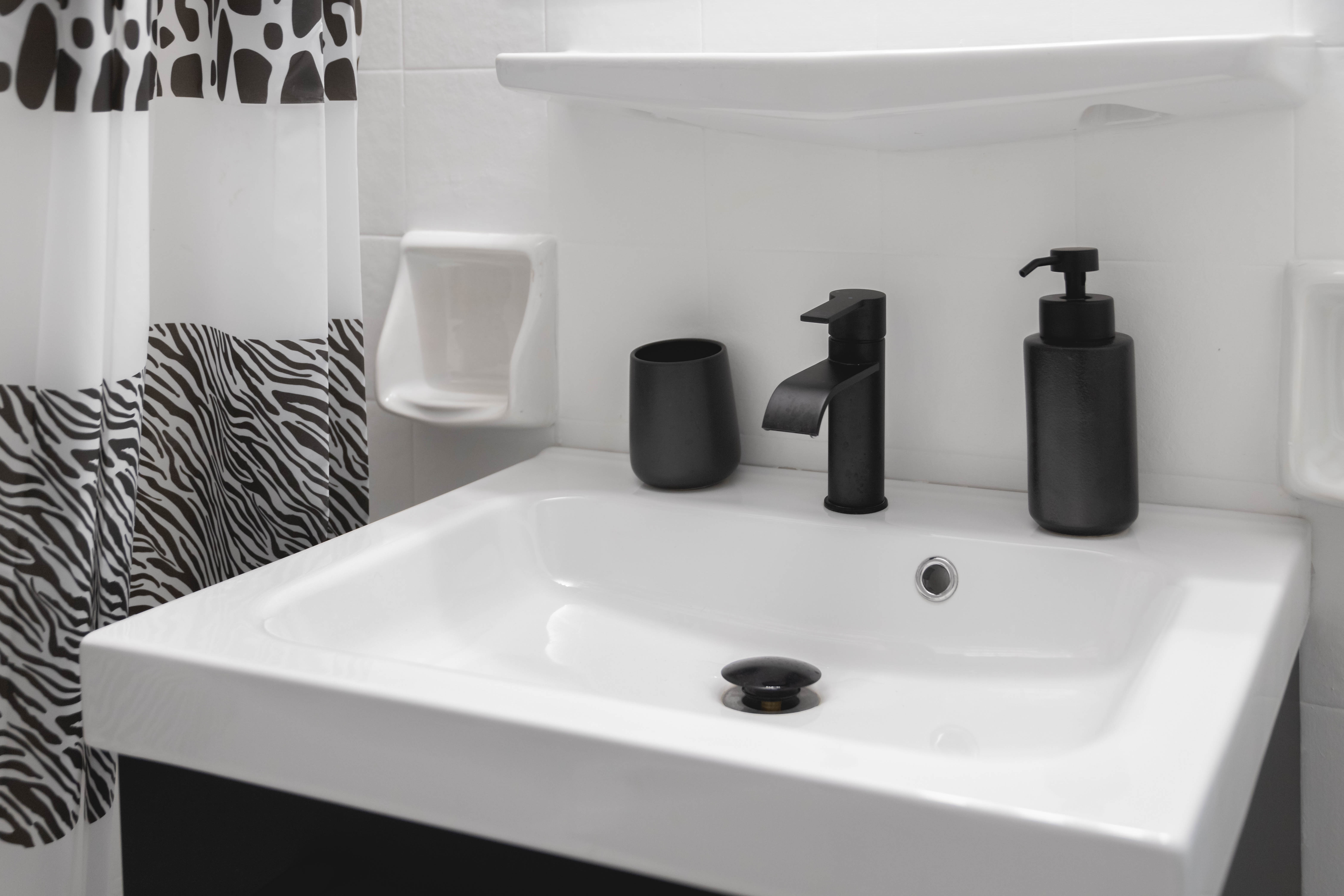 Comfortable modern bathroom with quality fixtures in Mets Gem