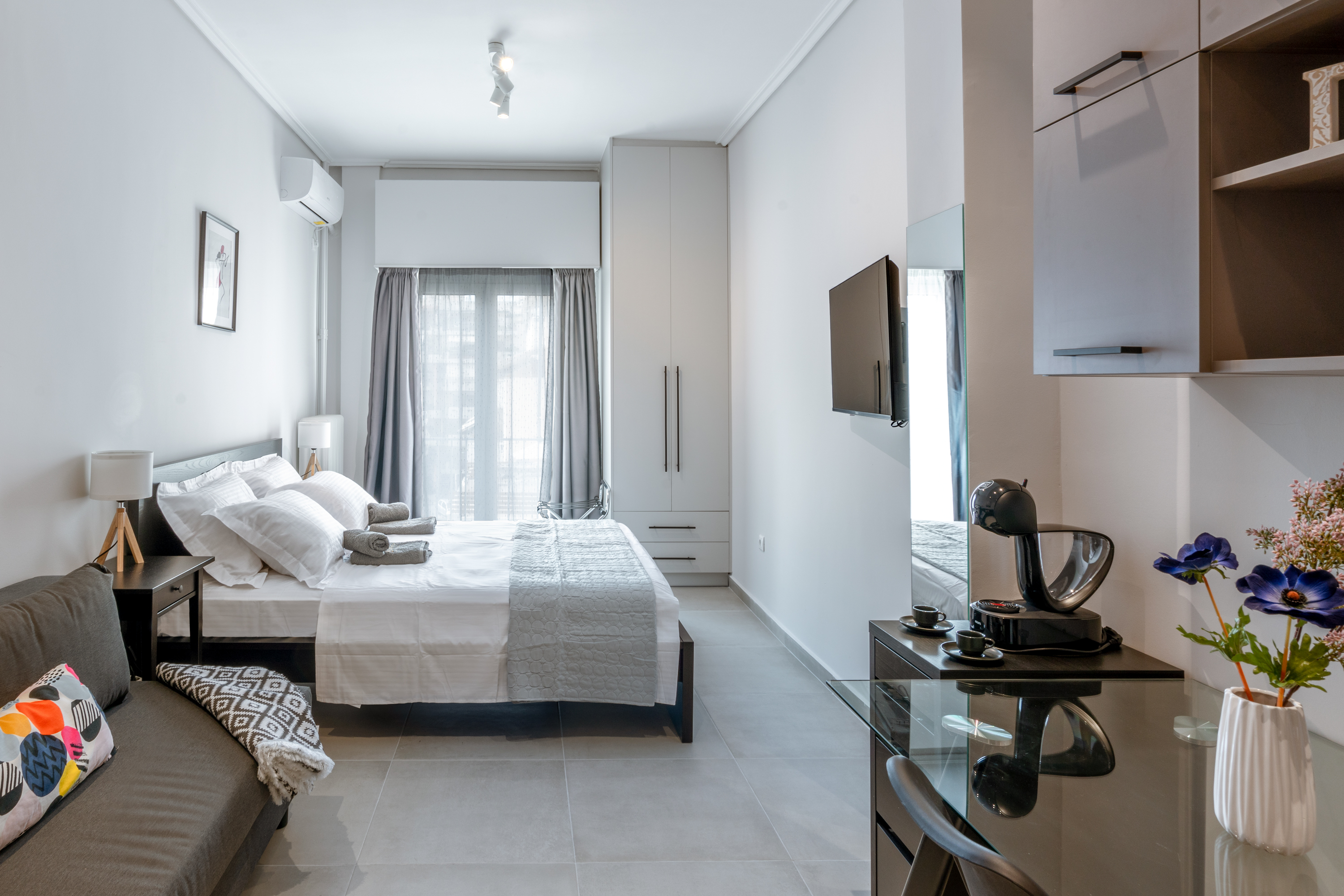 Modern 30m² studio apartment in Neos Kosmos with sofa and queen bed
