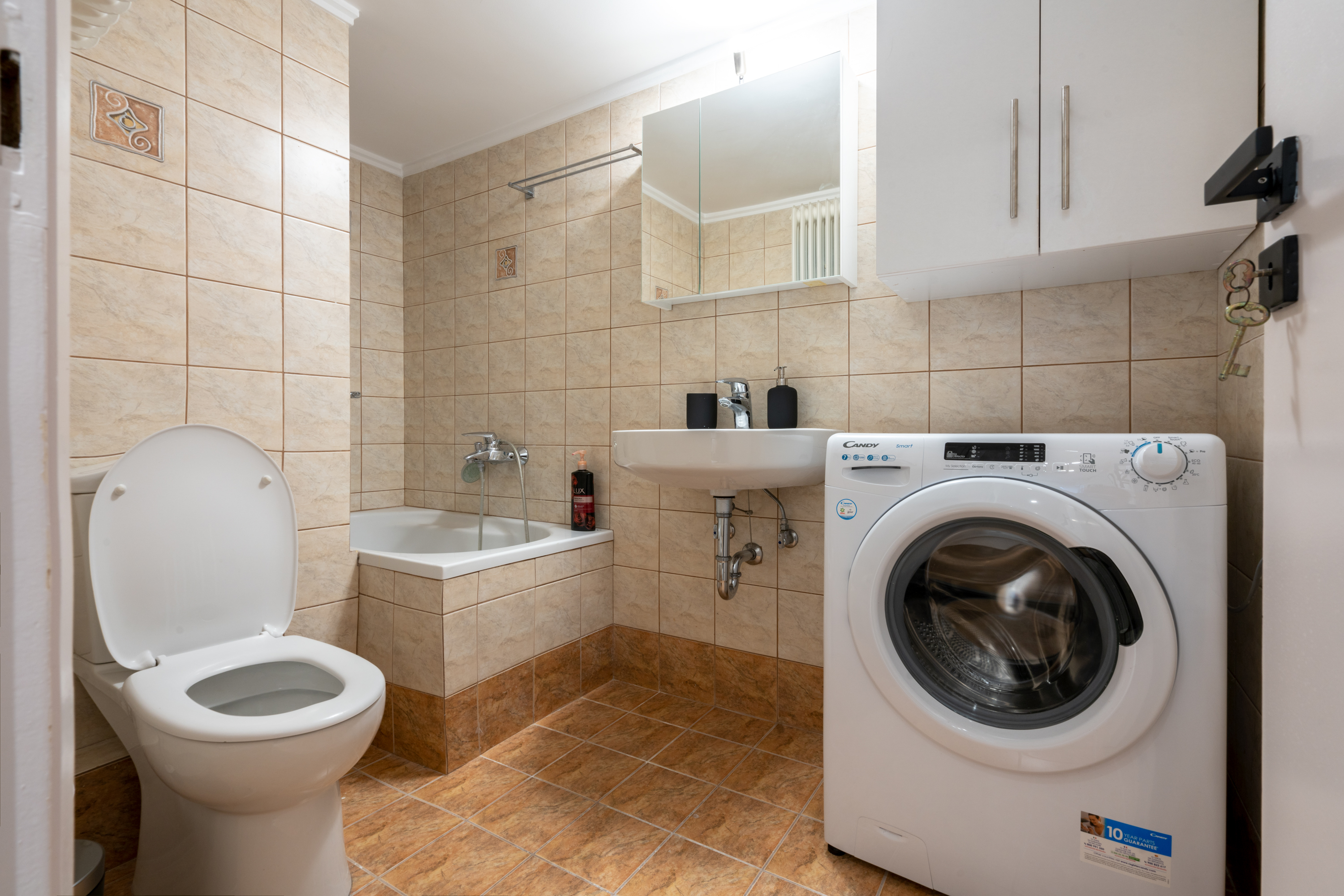 Modern bathroom with washing machine in Neos Kosmos studio