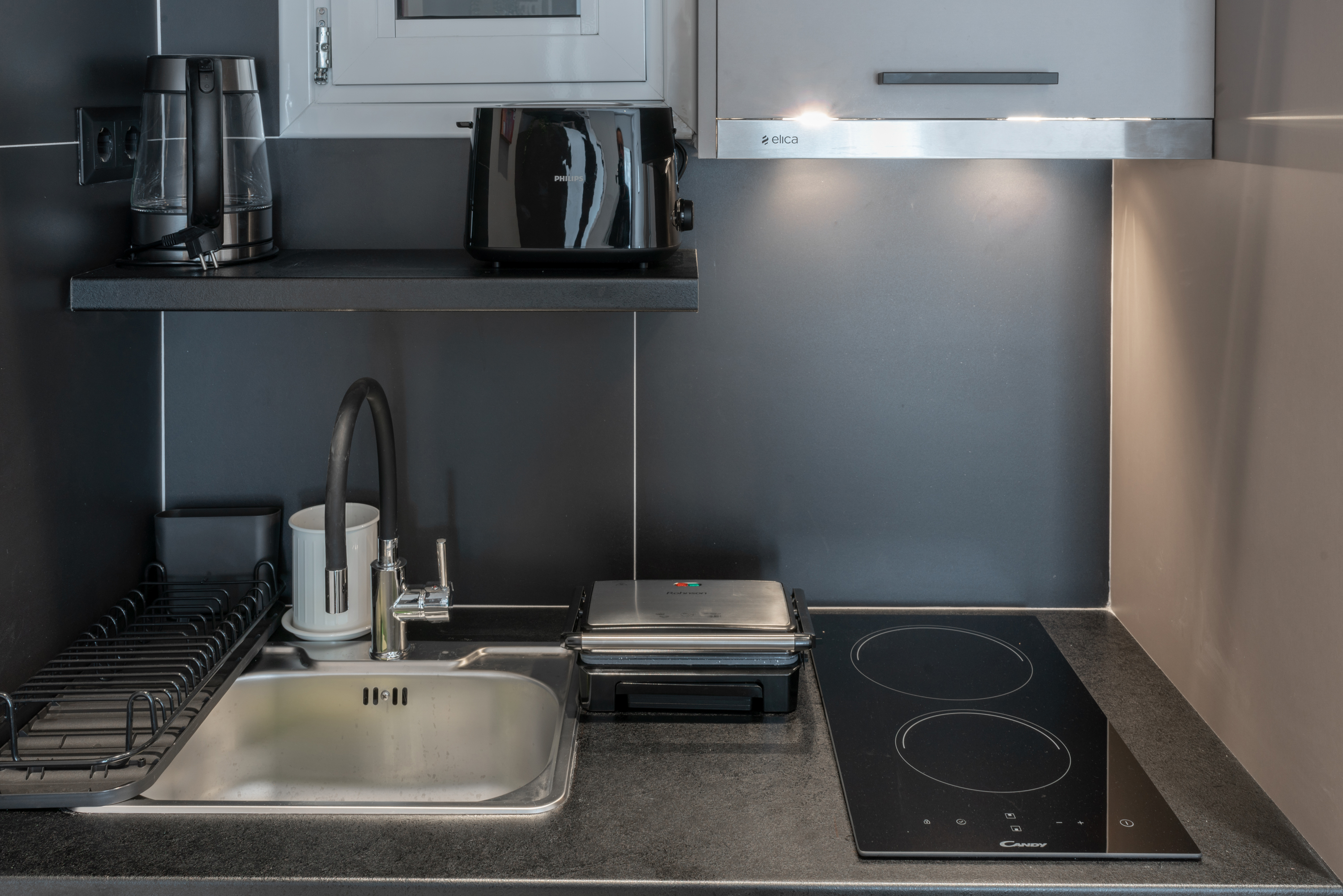 Kitchen with double induction hob and modern appliances