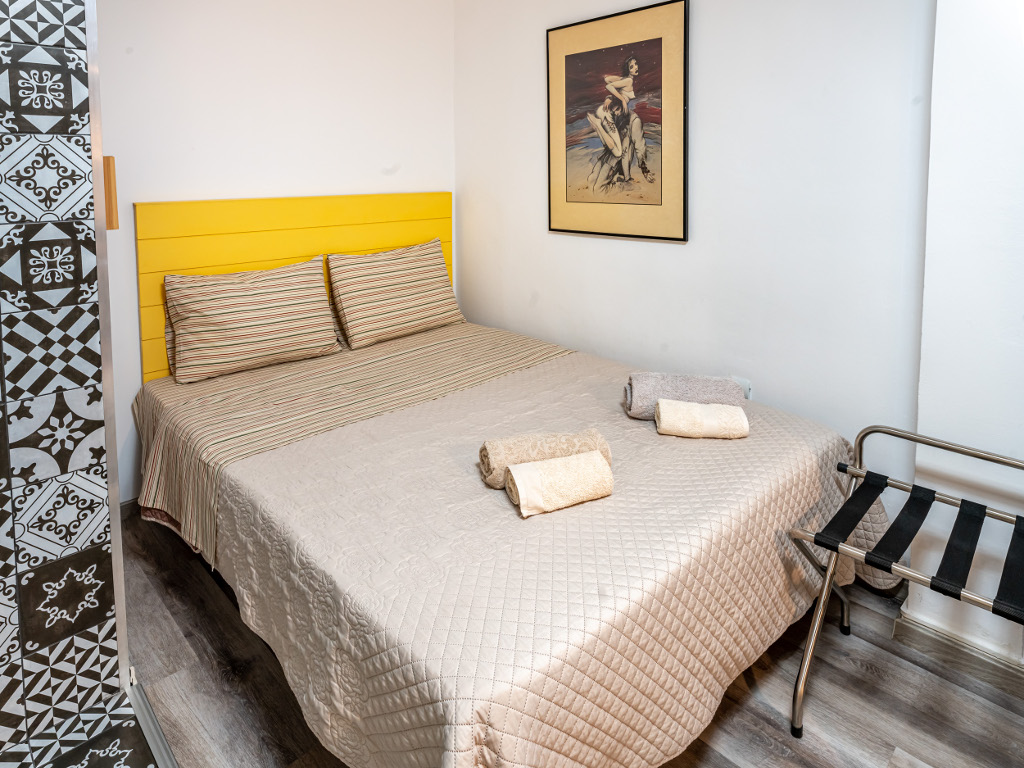 Comfortable double bed (150x200cm) with fresh linens in Perfect studio