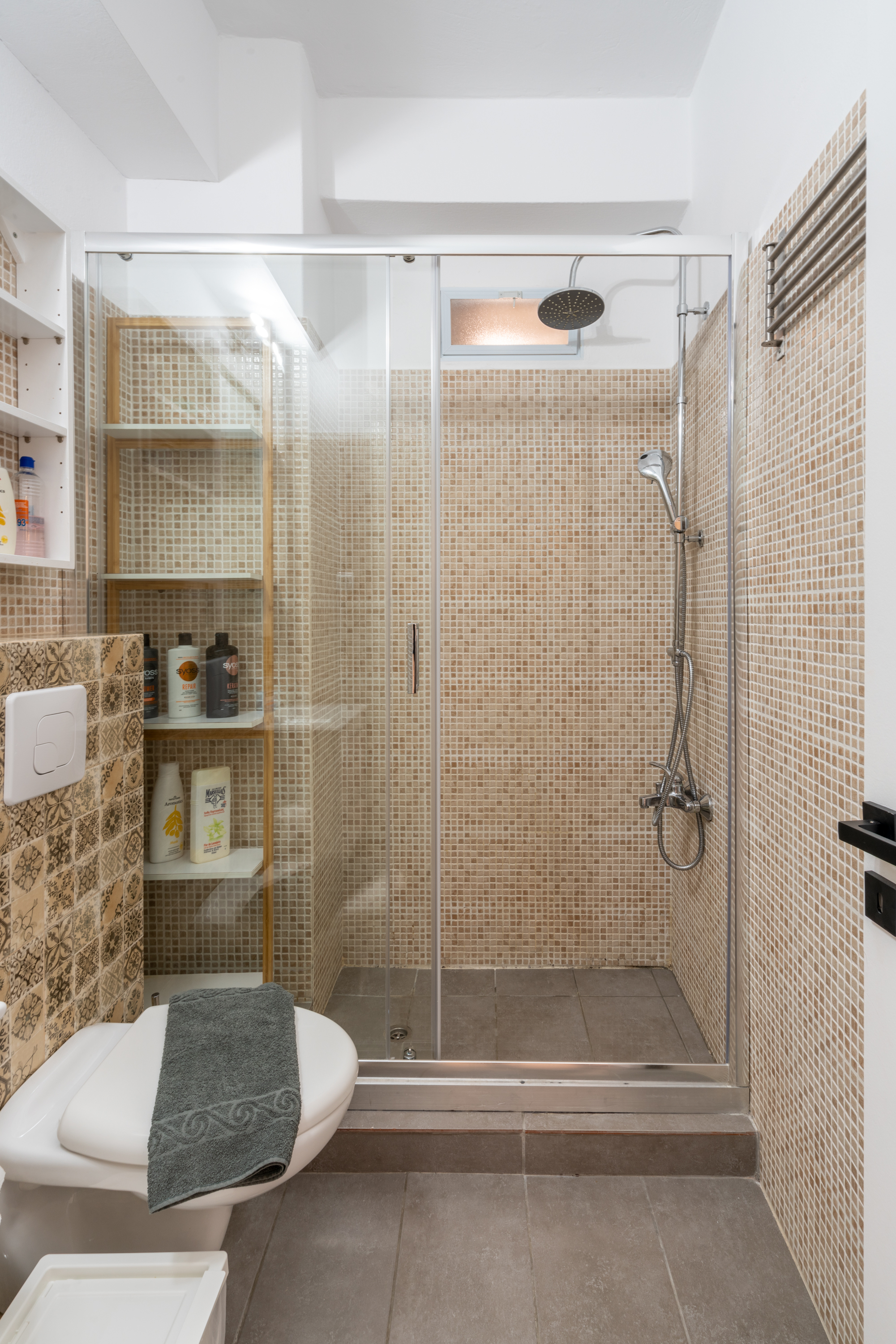 Spacious and comfortable shower in the renovated bathroom